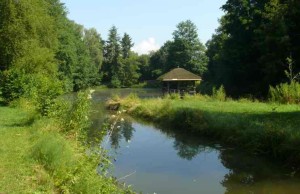 Blick auf Klosterweiher mit ausgebessertem Weiherhäuschen Juli 2013 (FILEminimizer)