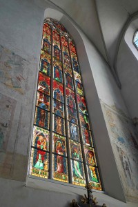 Das Ostfenster im Münster im Morgenlicht schräg von unten hochkant Sept 2018