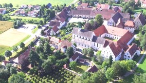 Kloster Luftaufnahme von Nordnordwesten Juli 2016